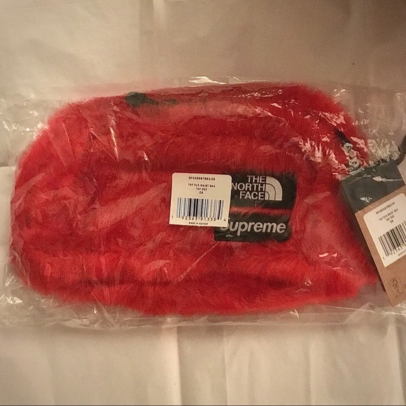 ✘ 𝕊𝕆𝕃𝔻 The North Face x Supreme Red Fur Waist Bag - Picture 2 of 2